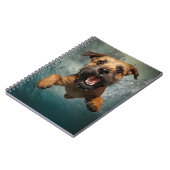 水中で泳ぐ遊び心のある犬のデザイン ノートブック (左側)