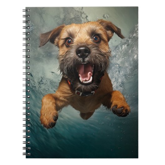水中で泳ぐ遊び心のある犬のデザイン ノートブック (正面)