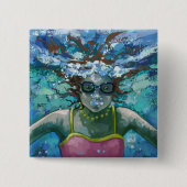 水中で泳ぐ 缶バッジ (正面)