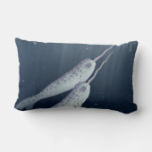 水中に一緒に泳ぐかわいいNarwhals ランバークッション (裏面)