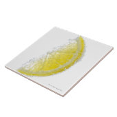 水中に沈む水分が多い熟したオーガニックなレモンくさびのフルーツ タイル (側面)