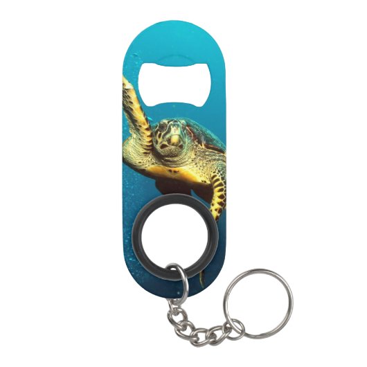 水中に泳いでいるウミガメ キーホルダー栓抜き (裏面)