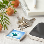 水中に泳いでいるウミガメ キーホルダー (側面)