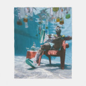 水中に浮かぶボットを持って椅子に座っている人 フリースブランケット (正面)