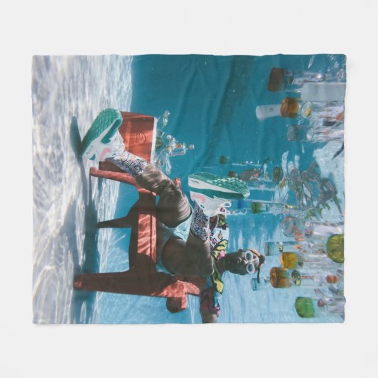 水中に浮かぶボットを持って椅子に座っている人 フリースブランケット (正面(横))