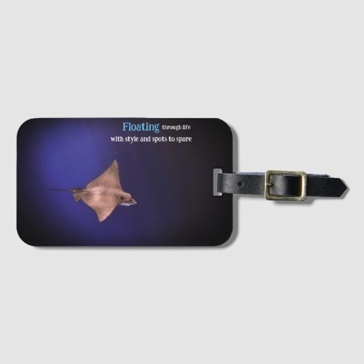 水中に点在する鷲の光線 ラゲッジタグ (正面横)