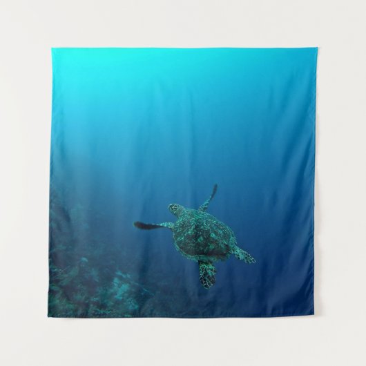 水中のウミガメ タペストリー (正面)