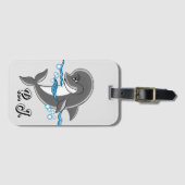 水中のモノグラームのイルカ ラゲッジタグ (正面横)