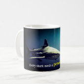 水中の海洋ブラックチップサメ コーヒーマグカップ (正面左)