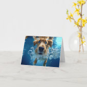 水中の犬が泳いで青い目を泡立てる空白の カード (黄色い花)