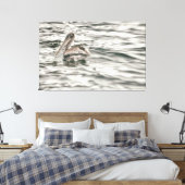 水中の茶色のペリカン キャンバスプリント (インサイチュ (寝室))