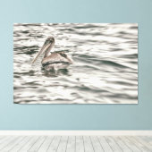 水中の茶色のペリカン キャンバスプリント (インサイチュ (ウッドフロア))