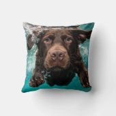 水中よくはしゃぐ泳ぐチョコレートラブラドール クッション (裏面)