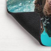 水中よくはしゃぐ泳ぐチョコレートラブラドール マウスパッド (コーナー)