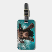 水中よくはしゃぐ泳ぐチョコレートラブラドール ラゲッジタグ (正面縦)