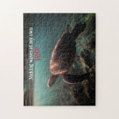 水中を泳ぐアオウミガメ ジグソーパズル (縦)