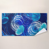 水中を泳ぐ多くの青いクラゲ。シームルズ バスタオル (バスタオル)