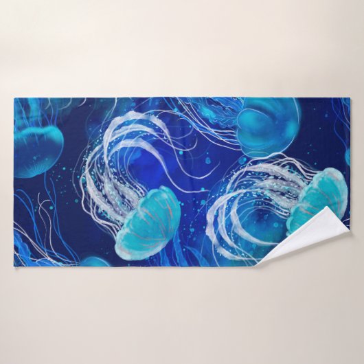 水中を泳ぐ多くの青いクラゲ。シームルズ バスタオル (バスタオル)