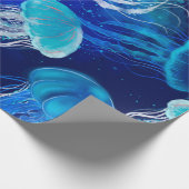 水中を泳ぐ多くの青いクラゲ。シームルズ ラッピングペーパー (角)