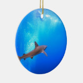 水中を泳ぐ黒毛礁サメ セラミックオーナメント (右)