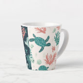 水中エスケープ – ウミガメのアート カフェラテマグ (右アングル)