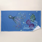 水中タコ魚のシーンの青の色合い ビーチタオル (正面)