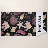 水中宝物 – 貝殻、サンゴ、ヒトデ ビーチタオル (正面)