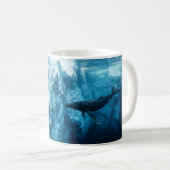 水中氷山とザトウクジラ コーヒーマグカップ (正面右)