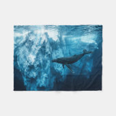 水中氷山とザトウクジラ フリースブランケット (正面(横))