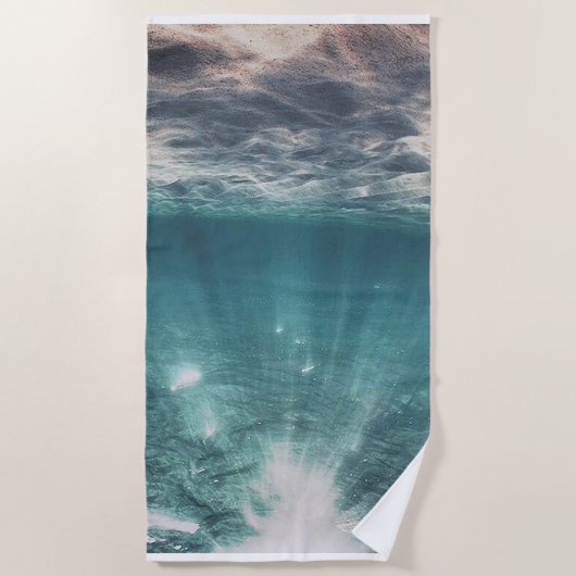 水中海の海は夏の波の日光を振ります ビーチタオル (正面)