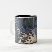 水中生命: Hawksbillのウミガメ2 ツートーンマグカップ (正面左)