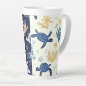 「水中脱出 – ウミガメのアート カフェラテマグ (右アングル)