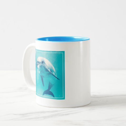 水中Bottlenosedのイルカ ツートーンマグカップ (正面左)