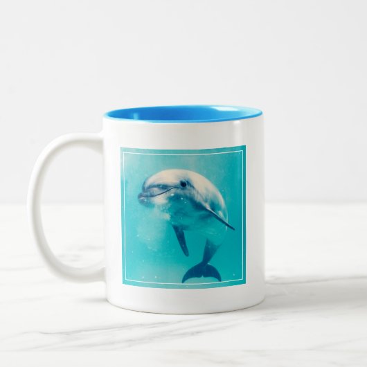 水中Bottlenosedのイルカ ツートーンマグカップ (左)