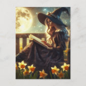 水仙のそばで本を読む魔女 水仙の花が満開の春の夜に満月が輝く ポストカード (正面)