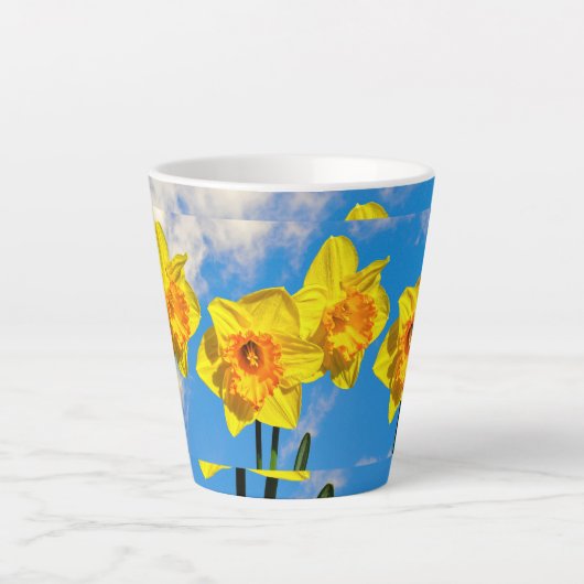 水仙のグループ金ゴールドメダルの花 カフェラテマグ (正面)