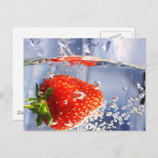 水写真で美しいイチゴの果実 ポストカード (正面/裏面)