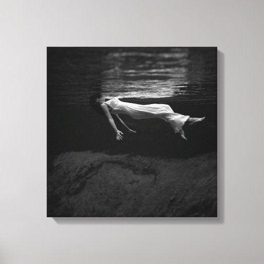 水写真に写っている白黒の女性 キャンバスプリント (正面)