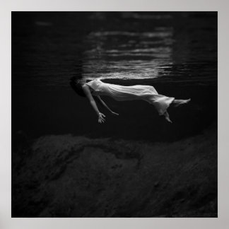 水写真に写っている白黒の女性 ポスター