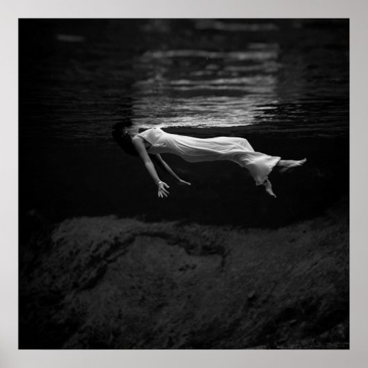 水写真に写っている白黒の女性 ポスター (正面)