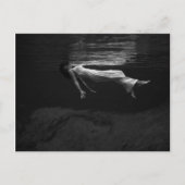 水写真に写っている白黒の女性 ポストカード (正面)