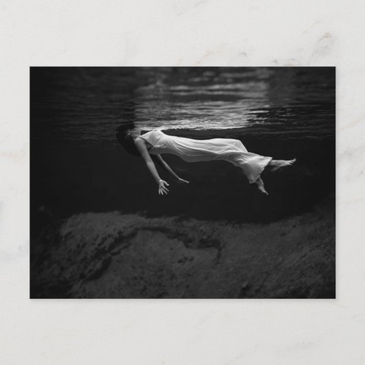 水写真に写っている白黒の女性 ポストカード (正面)