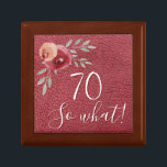 水前向き色バラフローラ70誕生日 ギフトボックス<br><div class="desc">水の色前向きバラフローラ70番目の誕生日と引用文70ので、どのようなギフトボックス。女やる気を起こさせるの前向き贈り物だこのデザインは前向き引用文70を備えおもしろい、スクリプトと美しい水の色のバラと赤い革のプリントの小枝に何をモダン特徴とする。この箱は女素晴らし性の70歳の祝誕生日への贈り物で、ユーモアのセンスがある。</div>