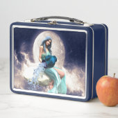 水差し – 壺から水を注ぐ女性 メタルランチボックス (インサイチュ)