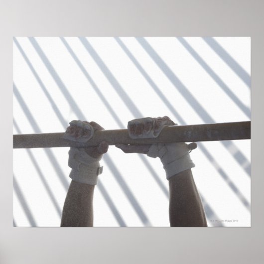 水平を握る雄の体操選手の手 ポスター (正面)