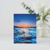 水平線の向こうに太陽が昇る海辺の朝 ポストカード (スタンド正面)