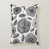 水彩とインクの花 – 白黒 アクセントクッション (正面(垂直))