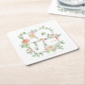 水彩のバラとグリーンがあしらわれた「LOVE」タイポグラフィ スクエアペーパーコースター (アングル)