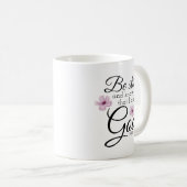 水彩の紫の花がまだ咲いている コーヒーマグカップ (正面右)