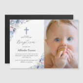 水彩ほこりっぽいブルーフローラベビー写真バプテスマ マグネット招待状 (正面/裏面)